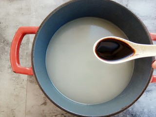 14、清汤牛肉面,放入一勺生抽、半勺老抽、一勺耗油