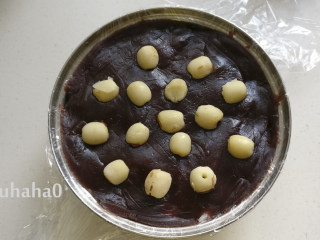 9、糯米红豆糕,糯米饭上铺一层红豆沙，摆上莲子。