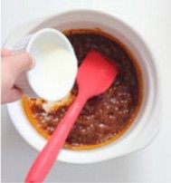 1、焦糖冰激凌,鸡蛋取蛋黄备用,小火加热锅，将80g细砂糖分次倒入锅中，熬煮成焦糖,同时在另一个锅中加热淡奶油，沸腾前熄火，缓慢倒入焦糖中