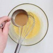 4、焦糖冰激凌,将2的材料分次少量加入3中，边加入边搅拌