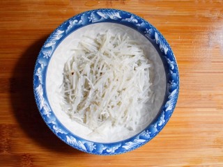 6、麻辣豆腐粉条香菇包,粉条泡软，切成小段。