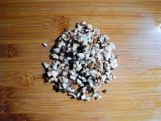 8、麻辣豆腐粉条香菇包,香菇切成丁。