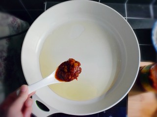 10、麻辣豆腐粉条香菇包,炒锅或平底锅放适量的植物油，油热后，加入一勺红油豆瓣酱。