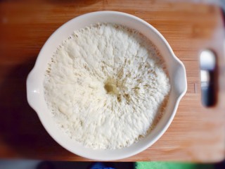 19、麻辣豆腐粉条香菇包,此时，面也差不多发好了。