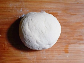 20、麻辣豆腐粉条香菇包,将发好的面，复揉成光滑的面团。