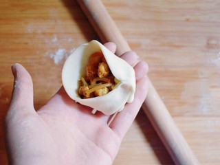 22、麻辣豆腐粉条香菇包,包入馅料，按自己喜欢的方式来包。