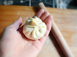 23、麻辣豆腐粉条香菇包,一个包子完成，我包的比较小。