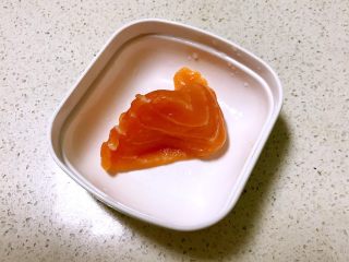 1、三文鱼紫菜饭团,三文鱼清洗干净,用厨房用纸吸去多余的水分