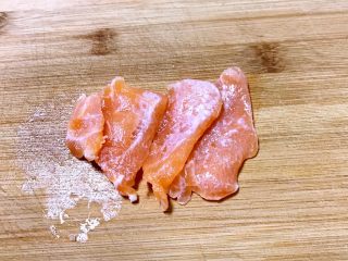 2、三文鱼紫菜饭团,把三文鱼切成厚片