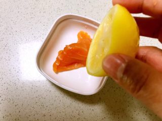 3、三文鱼紫菜饭团,挤入几滴柠檬汁