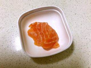 5、三文鱼紫菜饭团,调匀后腌制5分钟