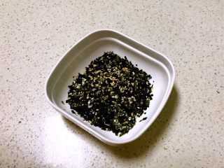 6、三文鱼紫菜饭团,紫菜末熟芝麻