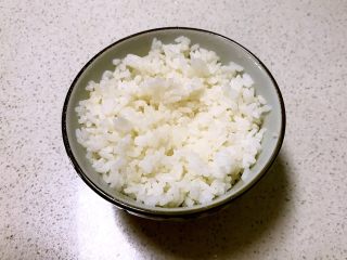 7、三文鱼紫菜饭团,热米饭