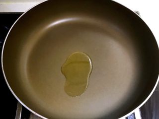 8、三文鱼紫菜饭团,锅里加入橄榄油