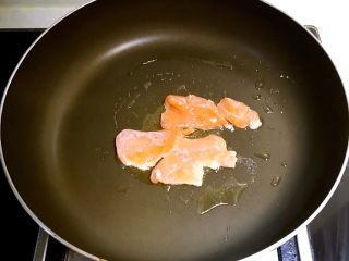 9、三文鱼紫菜饭团,橄榄油烧热后放入三文鱼