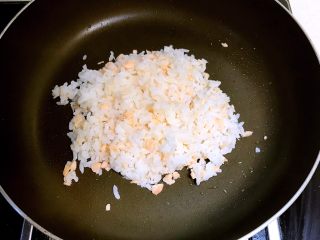 12、三文鱼紫菜饭团,加入米饭拌匀