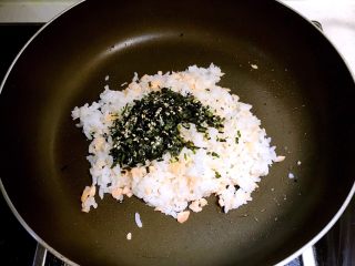 13、三文鱼紫菜饭团,加入紫菜末熟芝麻