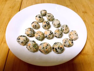 17、三文鱼紫菜饭团,逐一做好的的三文鱼紫菜饭团,咸鲜适口,小小的三文鱼紫菜饭团非常诱人