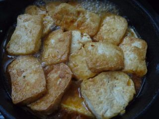 9、川辣红烧豆腐,把炸好的豆腐放锅里