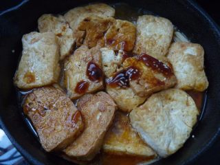 10、川辣红烧豆腐,加入蚝油、酱油、糖、鸡粉等调味