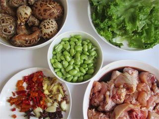 1、小乌龟便当,准备好各种食材，鸡肉剁块，并加入生抽老抽料酒等腌制按摩一会儿