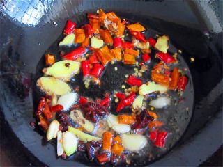 3、小乌龟便当,热锅热油炝一下锅，辣椒大蒜头味道炝出即可，可以把辣椒等大料捞出，也可以不捞，热油留在锅内