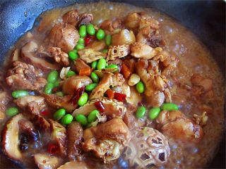 6、小乌龟便当,待到鸡肉用筷子能够插进去，加入焯水后的毛豆粒，花菇。盐、鸡精，盖上盖子再炖一小会儿，炖熟了便可以，注意有一个花菇要整的入锅