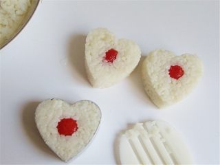 7、小乌龟便当,温热米饭，用饼干模具压一下米的形状，用樱桃番茄塞在中间