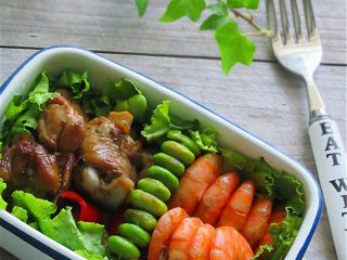 8、小乌龟便当,把做好的主菜，用自己喜欢的方式码放在便当盒里