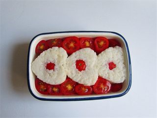 9、小乌龟便当,另取便当盒：饭团、小西红柿码好