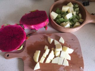 6、夏日果味酵素饮品,猕猴桃去头去尾,然后切块,苹果中间的芯不要。要用平时切水果的板子,跟刀。