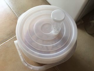 12、夏日果味酵素饮品,盖上酵素桶盖子。(自然排气那种)