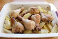 7、苹果柠香烤鸡腿,25分钟后，将烤盘取出，换盘或清洗。瞧到了吗？鸡腿的血污渗出来了，将盘子搞脏了