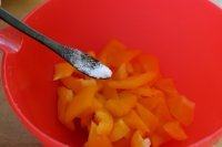 9、苹果柠香烤鸡腿,在烤的同时，我们将甜椒洗净、切成大块，调点盐