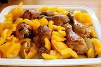 10、苹果柠香烤鸡腿,10分钟后取出烤盘，将调了味的甜椒放入，鸡腿翻面，继续入烤箱，200度8分钟左右。注：想得到更加焦脆的效果，可以调高温度到250度