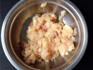 3、太阳面,鸡胸肉洗净后,切丁,调入适量盐,料酒搅拌均匀,腌制片刻;