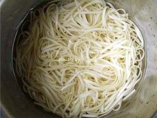 7、太阳面,煮熟的面条捞出,浸泡在纯净水里,稍后控干水分;
