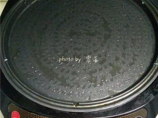 12、太阳面,电饼铛烤盘上刷上适量植物油,预热;