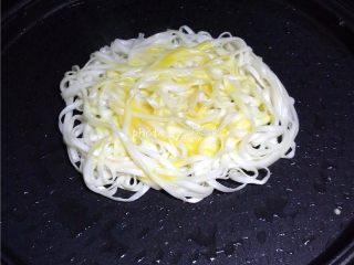 14、太阳面,面条上淋入适量蛋液;