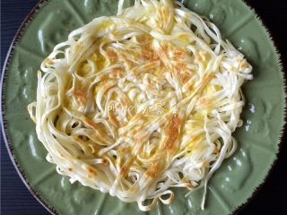 16、太阳面,煎好的面饼盛出;