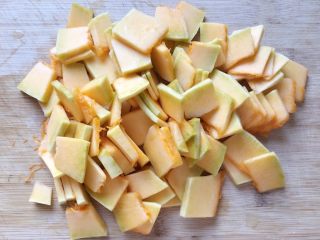 1、奶香南瓜燕麦粥,先将南瓜去皮洗净,切成薄片