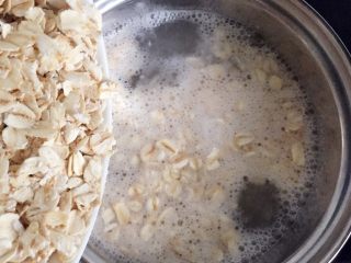 6、奶香南瓜燕麦粥,将燕麦片倒进去煮1、2分钟