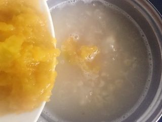 8、奶香南瓜燕麦粥,加入南瓜泥