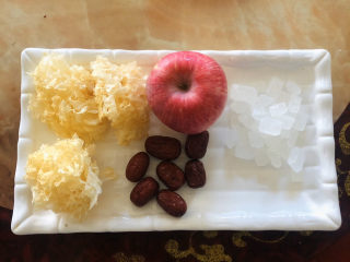 1、苹果银耳红枣汤,准备食材（这些差不多2人份）