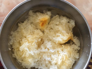 2、苹果银耳红枣汤,干银耳洗净