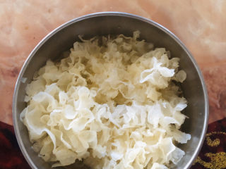 3、苹果银耳红枣汤,差不多泡开了就可以拿起来撕碎（也可以刚开始的时候就撕碎）