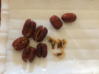 4、苹果银耳红枣汤,红枣洗净并去核（红枣核上火！！）