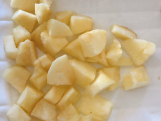 5、苹果银耳红枣汤,苹果洗净并去核切块