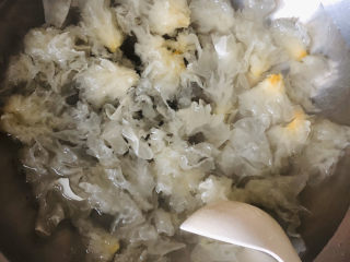 6、苹果银耳红枣汤,接下来倒入清水、银耳开始煮