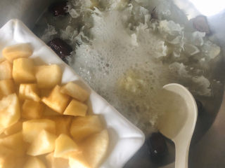 7、苹果银耳红枣汤,然后在加入苹果（苹果容易氧化，可以差不多要放入的时候再切哈！）